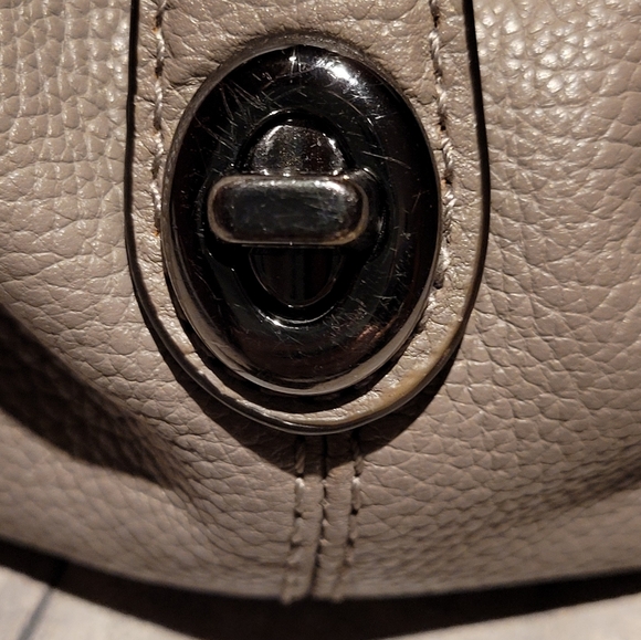 Coach Light Gray Leather Shoulder Bag with Chain Strap - Picture 4 of 8